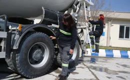 Kahramanmaraş’ta Kadınlar Beton Mikserleriyle Deprem Konutlarına Katkı Sunuyor