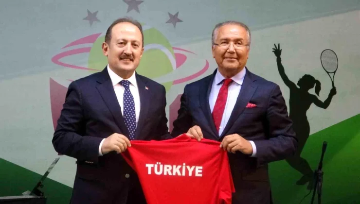 Mersin’de ‘Dünya Kadınlar Günü’ kapsamında tenis turnuvası başladı