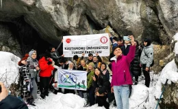 Kastamonu Üniversitesi Öğrencileri Buz Sarkıtlarıyla Dikkat Çeken Mağarada Ders Yaptı