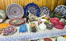77 Yaşındaki Kadın, Çini Sanatıyla Markalaştı