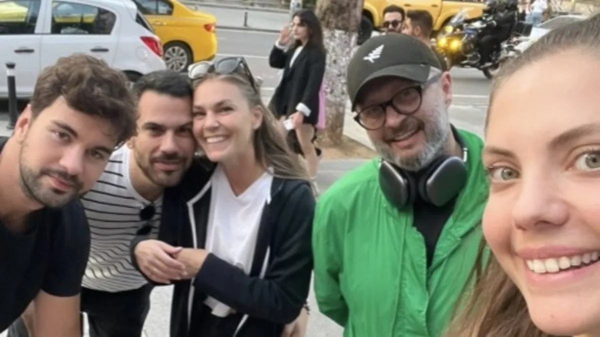 Aslı Enver’in minik kızı Elay Eda Ece’yi ofisinde ziyaret etti! Eda Ece’nin ve Elay’ın pembe uyumu çok beğenildi!